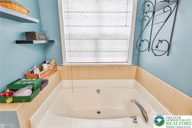 1360 Hennaberry Lane, Forks Twp, PA 18040