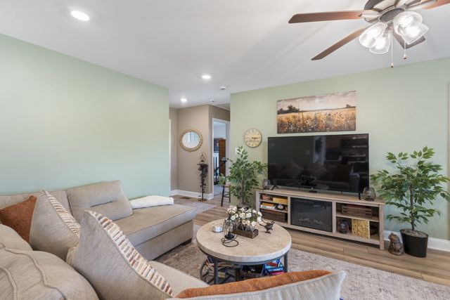 1386 Isaiah Dr, Clarksville, TN 37042