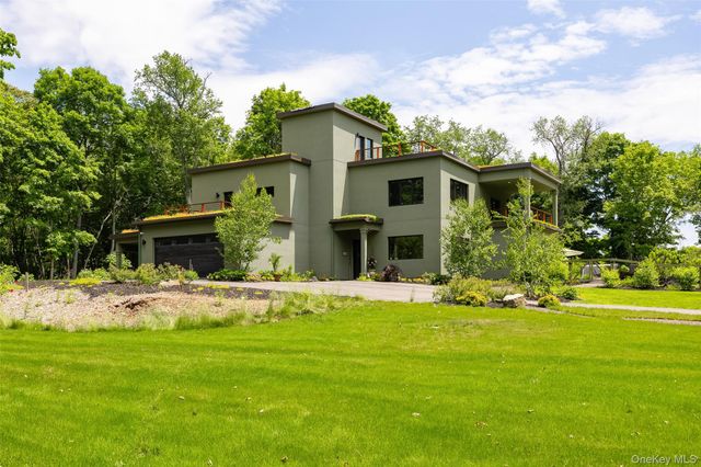 215 Smith Road, Poughkeepsie, NY 12603
