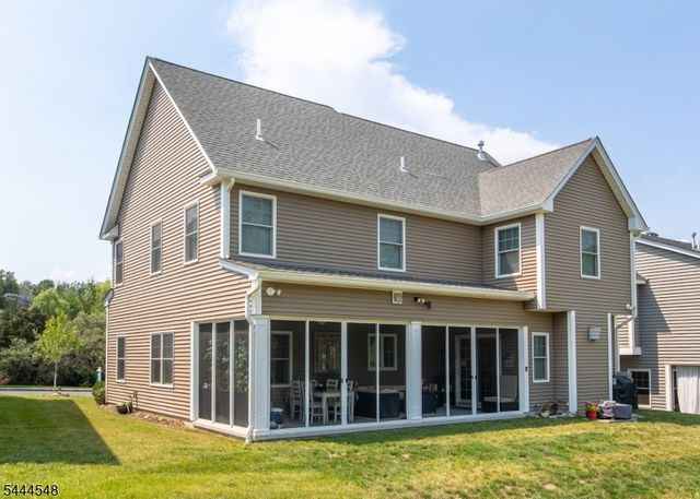 67 Bluffs Ct, Hamburg Boro, NJ 07419