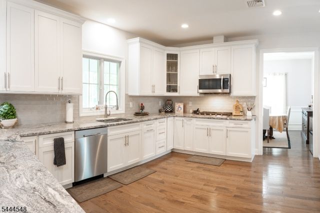 67 Bluffs Ct, Hamburg Boro, NJ 07419