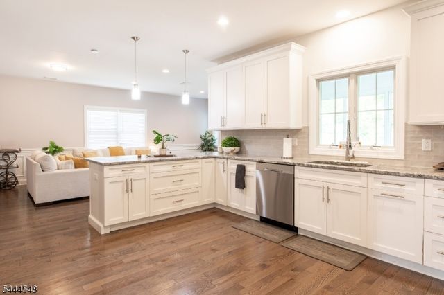 67 Bluffs Ct, Hamburg Boro, NJ 07419