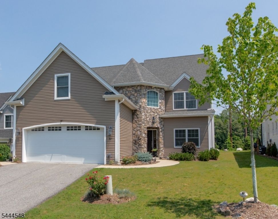 67 Bluffs Ct, Hamburg Boro, NJ 07419