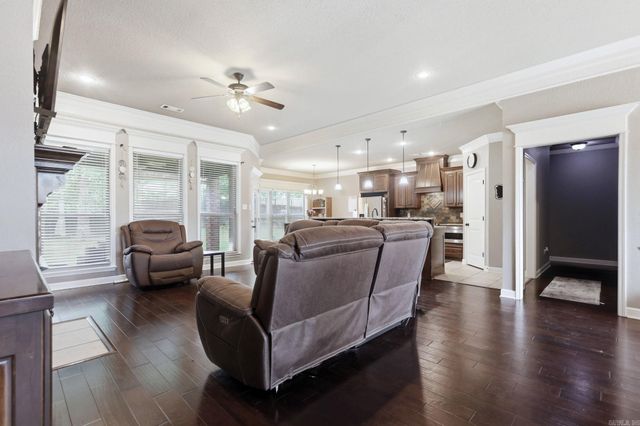 204 Forest Oak Drive, Jacksonville, AR 72076