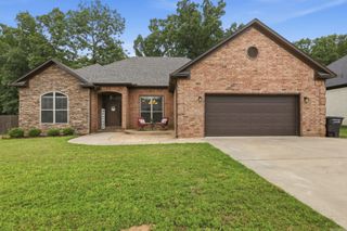 204 Forest Oak Drive, Jacksonville, AR 72076