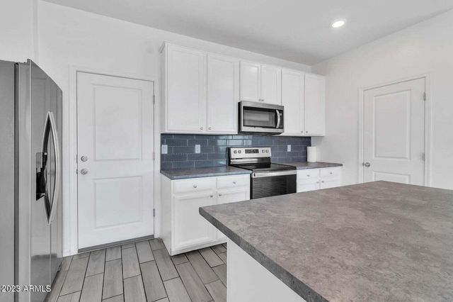 12575 W MIDWAY Avenue, Glendale, AZ 85307