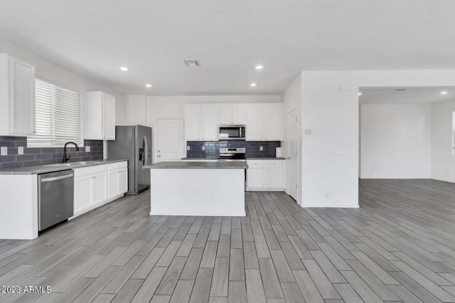 12575 W MIDWAY Avenue, Glendale, AZ 85307