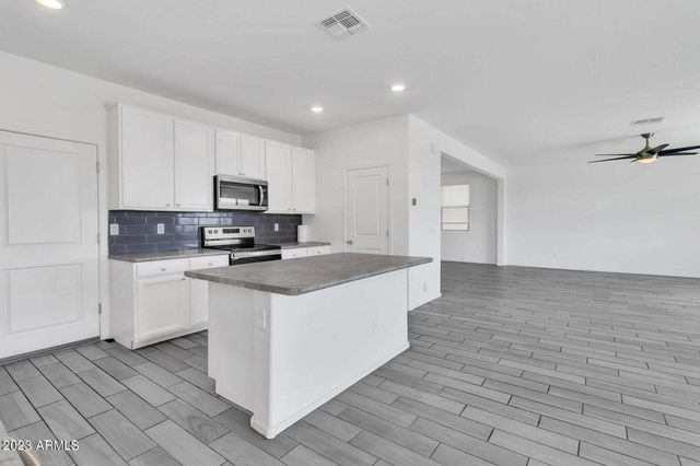 12575 W MIDWAY Avenue, Glendale, AZ 85307