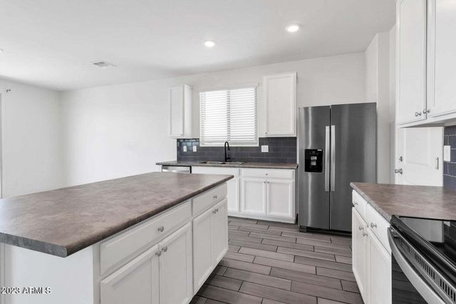 12575 W MIDWAY Avenue, Glendale, AZ 85307