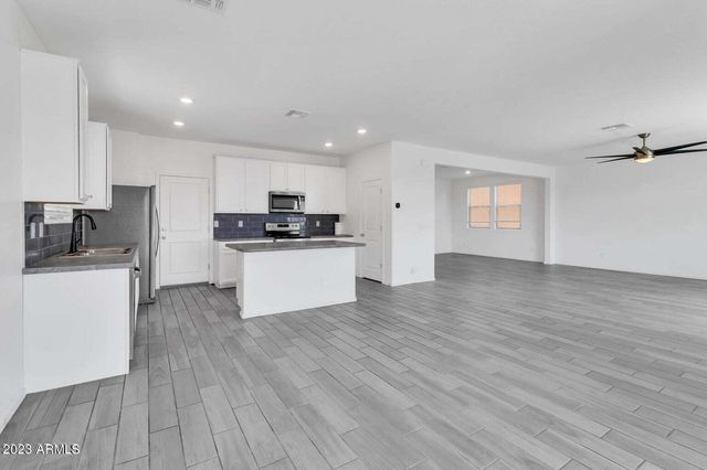 12575 W MIDWAY Avenue, Glendale, AZ 85307