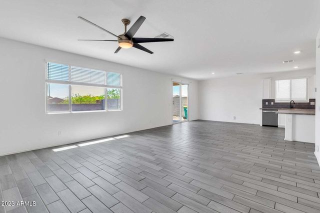 12575 W MIDWAY Avenue, Glendale, AZ 85307