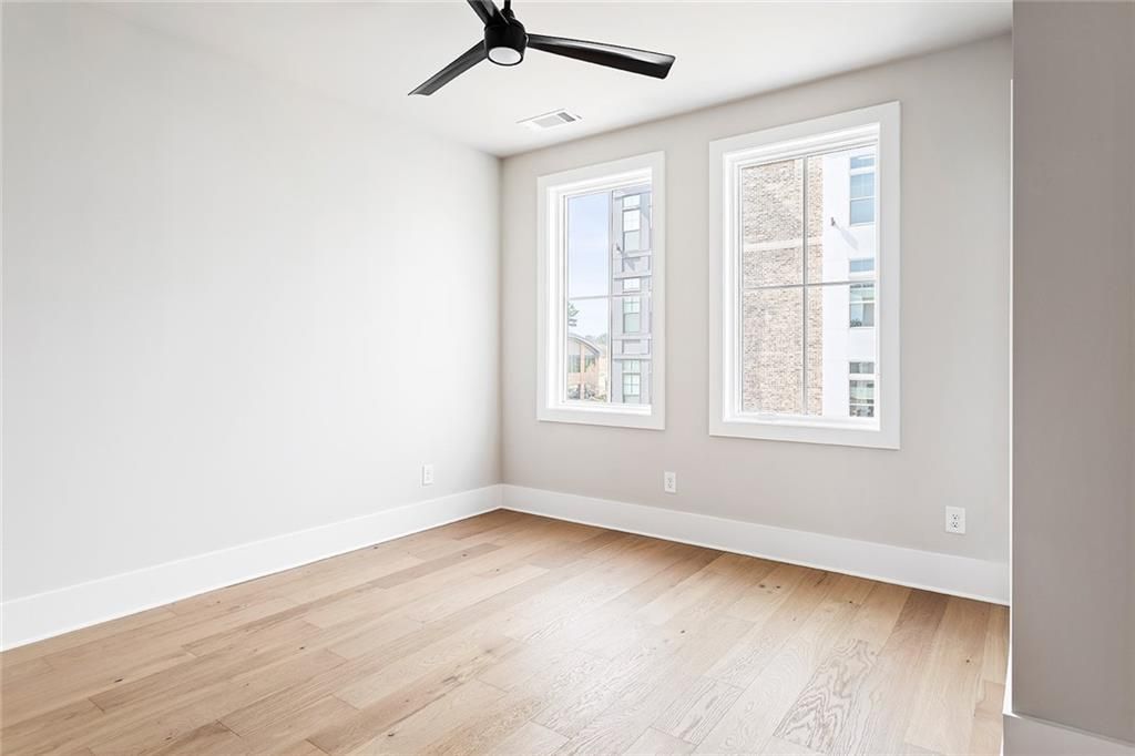 Image 11 of property listing at 7150 Summit Place, Alpharetta, GA 30009