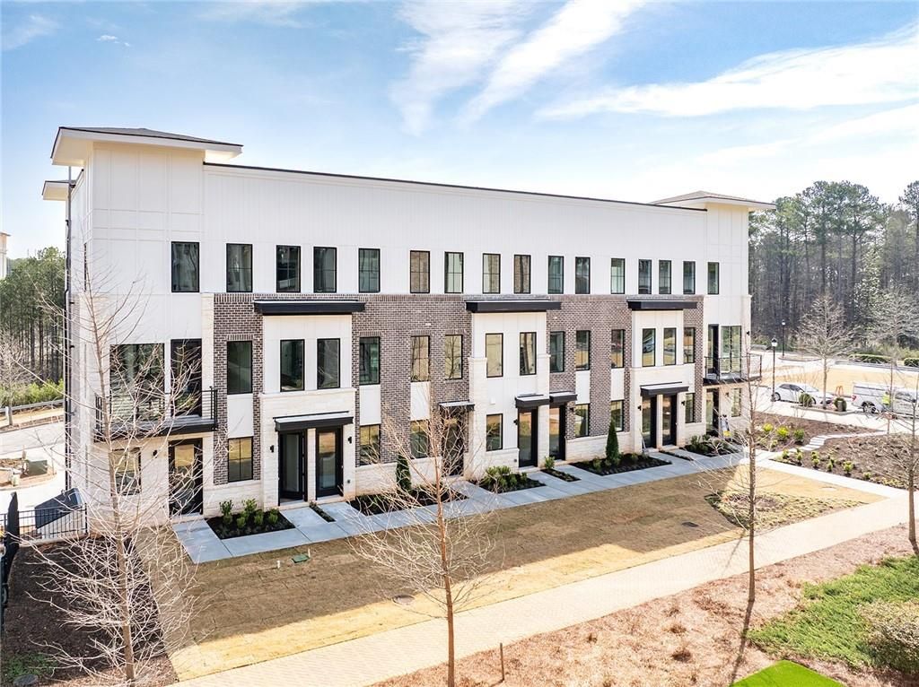 Image 19 of property listing at 7150 Summit Place, Alpharetta, GA 30009