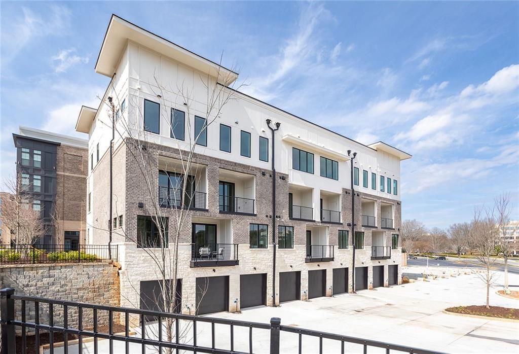 Image 2 of property listing at 7150 Summit Place, Alpharetta, GA 30009