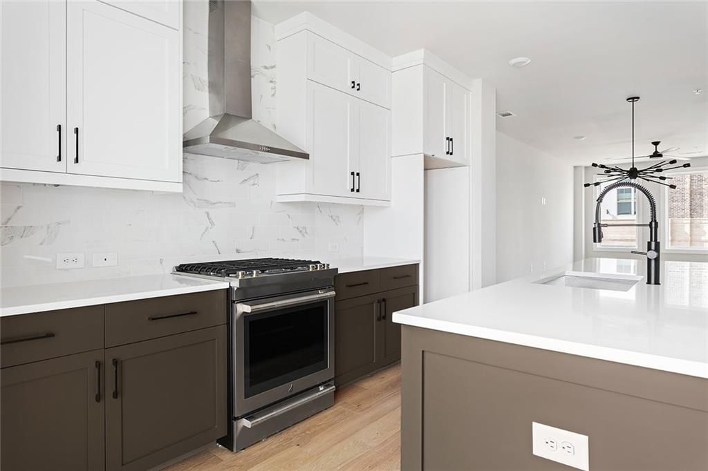 Image 5 of property listing at 7150 Summit Place, Alpharetta, GA 30009