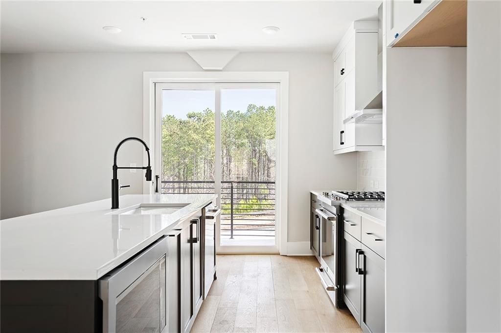 Image 6 of property listing at 7150 Summit Place, Alpharetta, GA 30009