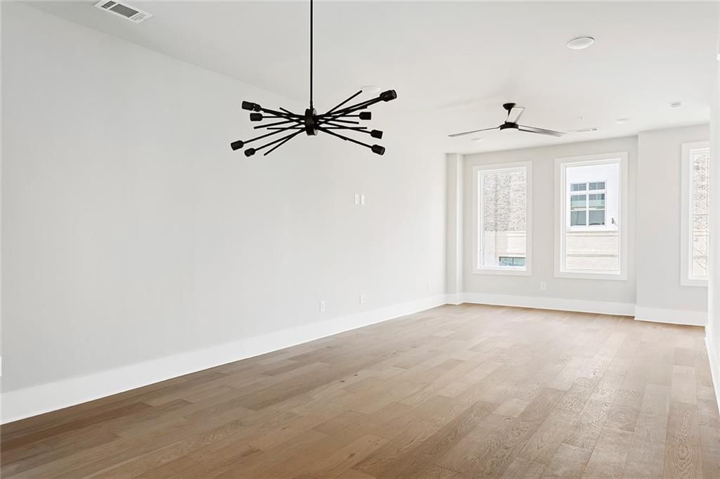 Image 8 of property listing at 7150 Summit Place, Alpharetta, GA 30009