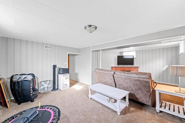 916 E Ellsworth Ave, Salina, KS 67401