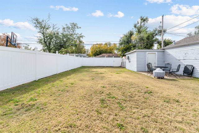 916 E Ellsworth Ave, Salina, KS 67401