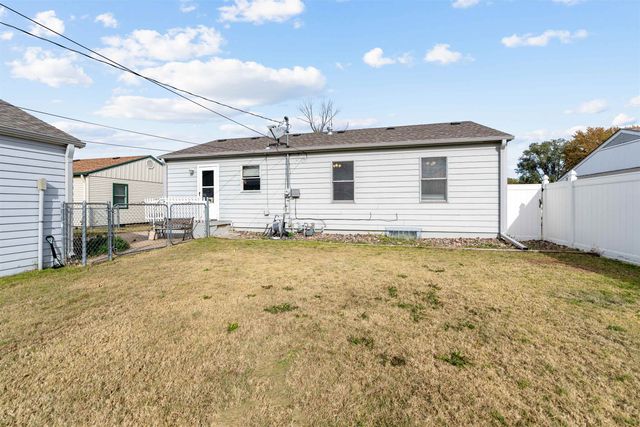 916 E Ellsworth Ave, Salina, KS 67401