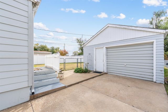 916 E Ellsworth Ave, Salina, KS 67401