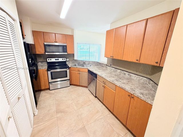 3453 NW 44th St 201, Oakland Park, FL 33309