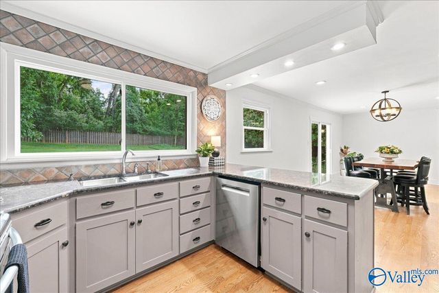9011 Valley View Drive SE, Huntsville, AL 35802
