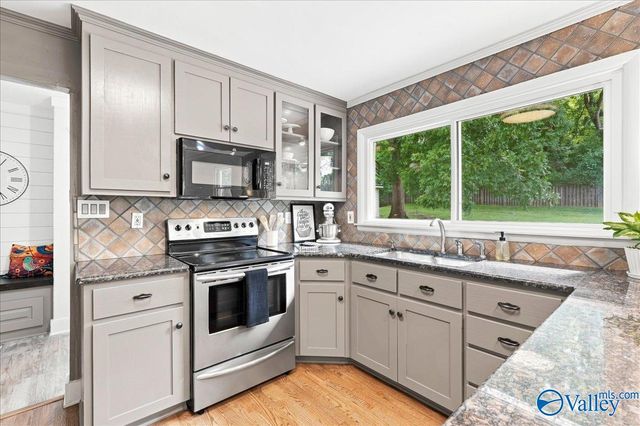 9011 Valley View Drive SE, Huntsville, AL 35802