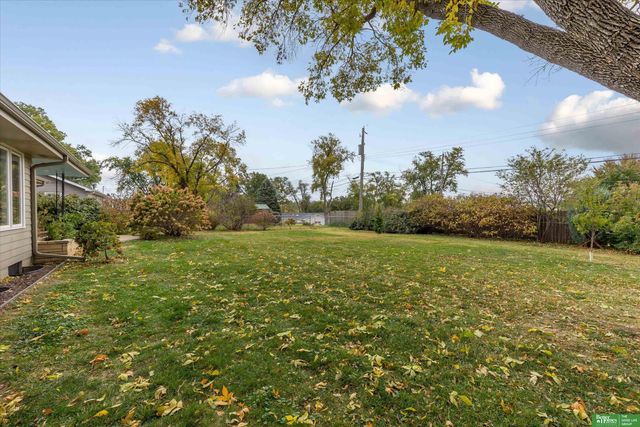 307 Crest Road, Papillion, NE 68046