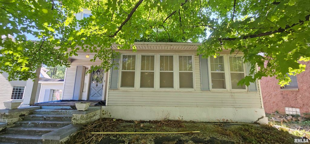 Image 1 of property listing at 524 N BROADWAY, Salem, IL 62281