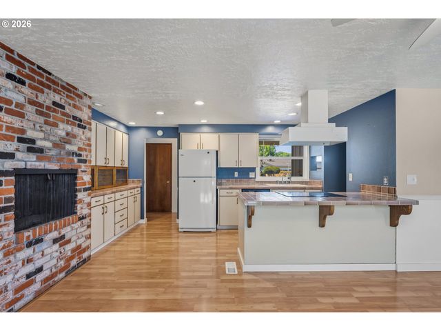 14884 Se PRIMROSE Ave, Milwaukie, OR 97267