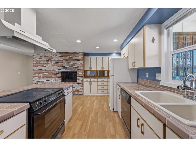 14884 Se PRIMROSE Ave, Milwaukie, OR 97267