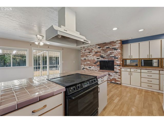 14884 Se PRIMROSE Ave, Milwaukie, OR 97267