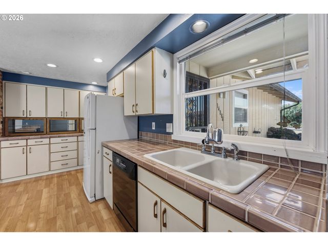 14884 Se PRIMROSE Ave, Milwaukie, OR 97267