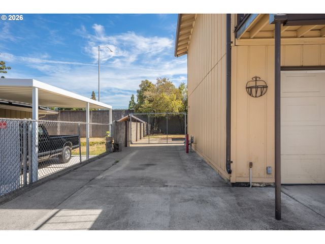 14884 Se PRIMROSE Ave, Milwaukie, OR 97267