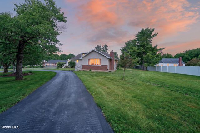 12 Glenwood Road, North Greenbush, NY 12180
