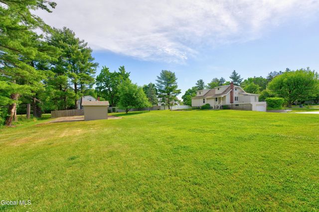 12 Glenwood Road, North Greenbush, NY 12180