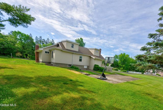 12 Glenwood Road, North Greenbush, NY 12180
