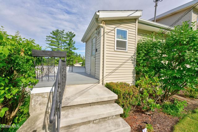 12 Glenwood Road, North Greenbush, NY 12180