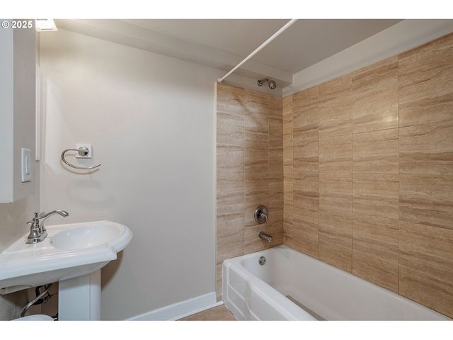 1205 Sw CARDINELL Dr 704, Portland, OR 97201