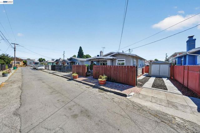 5823 Seminary Ct, Oakland, CA 94605