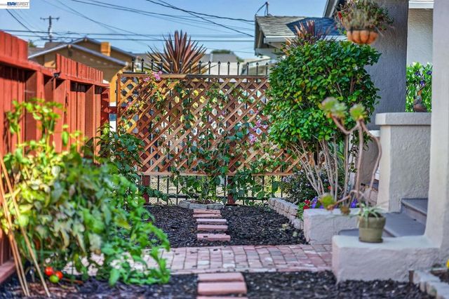 5823 Seminary Ct, Oakland, CA 94605