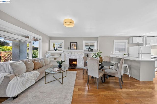5823 Seminary Ct, Oakland, CA 94605