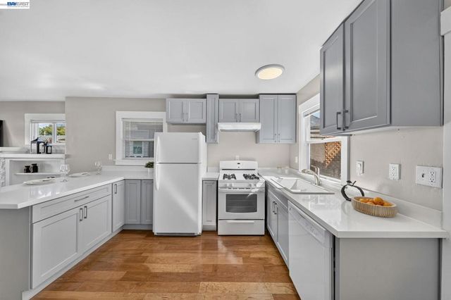 5823 Seminary Ct, Oakland, CA 94605