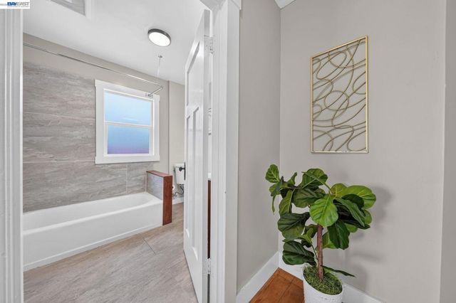 5823 Seminary Ct, Oakland, CA 94605
