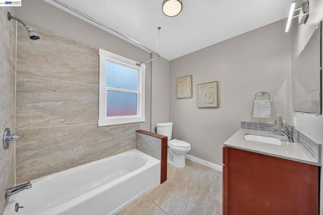5823 Seminary Ct, Oakland, CA 94605
