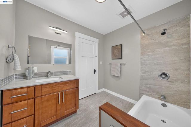 5823 Seminary Ct, Oakland, CA 94605