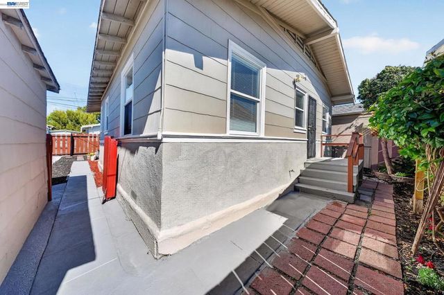 5823 Seminary Ct, Oakland, CA 94605