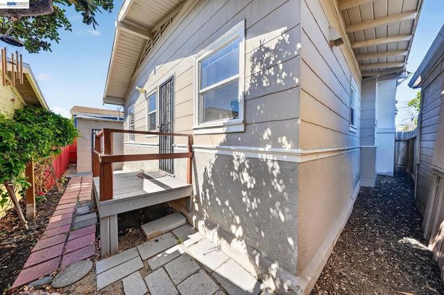 5823 Seminary Ct, Oakland, CA 94605