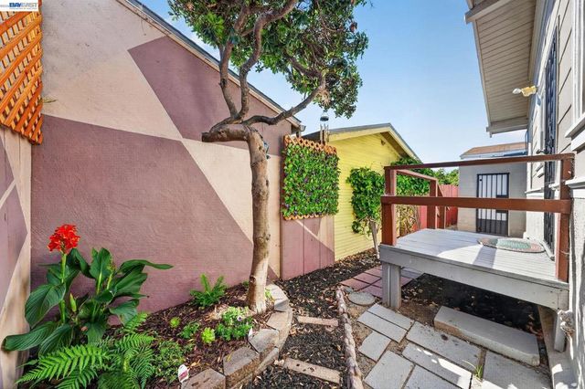 5823 Seminary Ct, Oakland, CA 94605